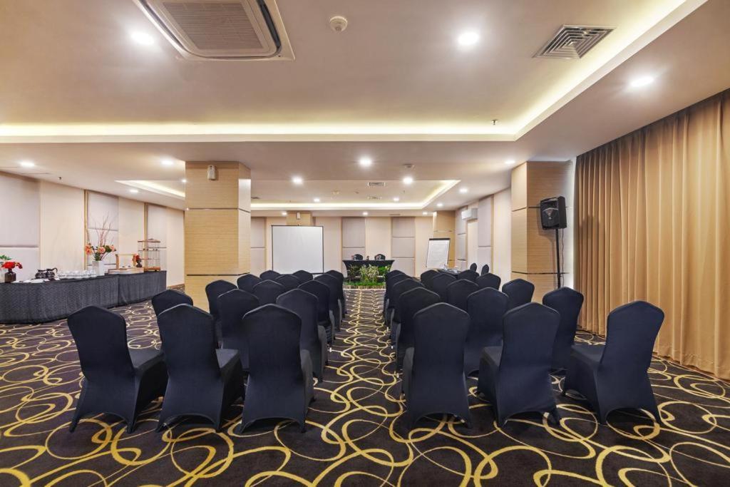 Quest Hotel Darmo - Surabaya By Aston Экстерьер фото