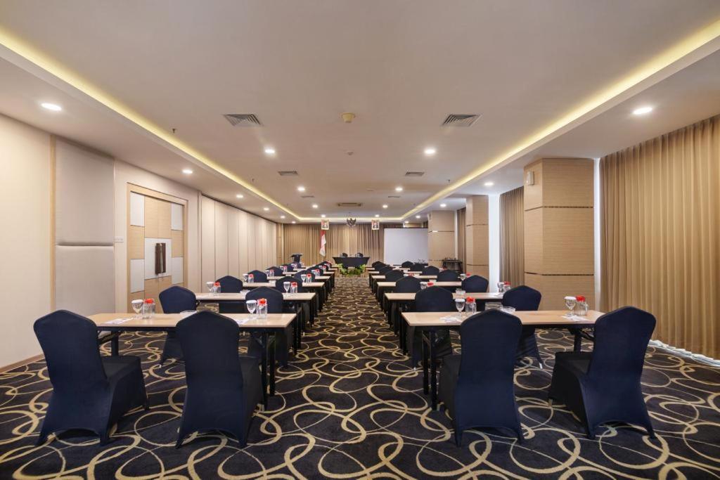 Quest Hotel Darmo - Surabaya By Aston Экстерьер фото