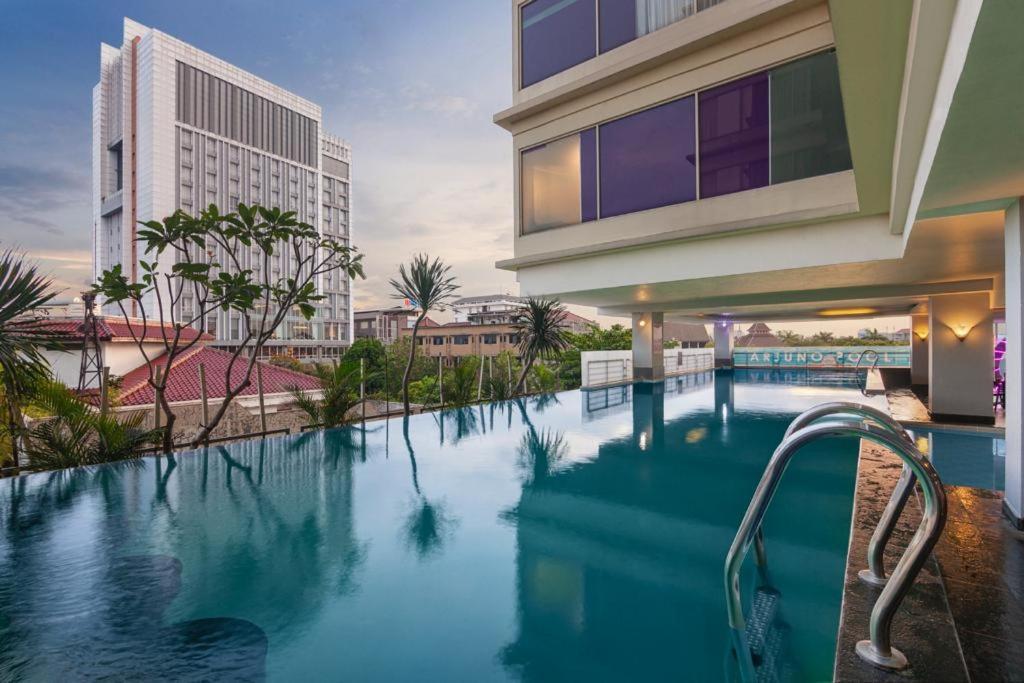 Quest Hotel Darmo - Surabaya By Aston Экстерьер фото