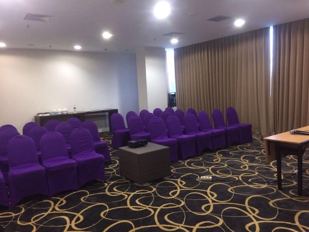 Quest Hotel Darmo - Surabaya By Aston Экстерьер фото