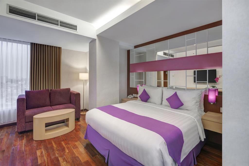 Quest Hotel Darmo - Surabaya By Aston Экстерьер фото